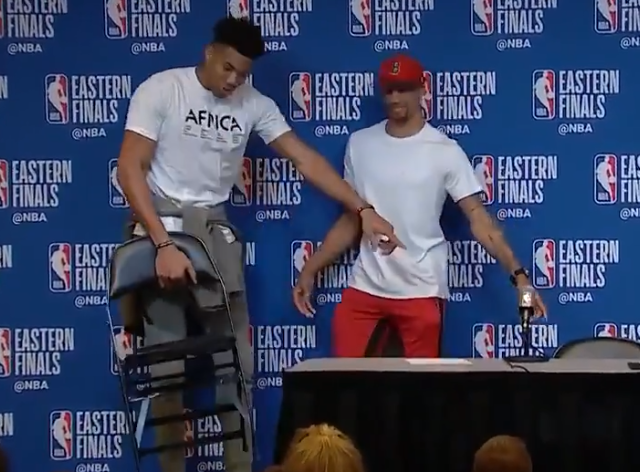 彬彬有礼！发布会字母哥让位希尔，希尔瘫坐地上连连拒绝