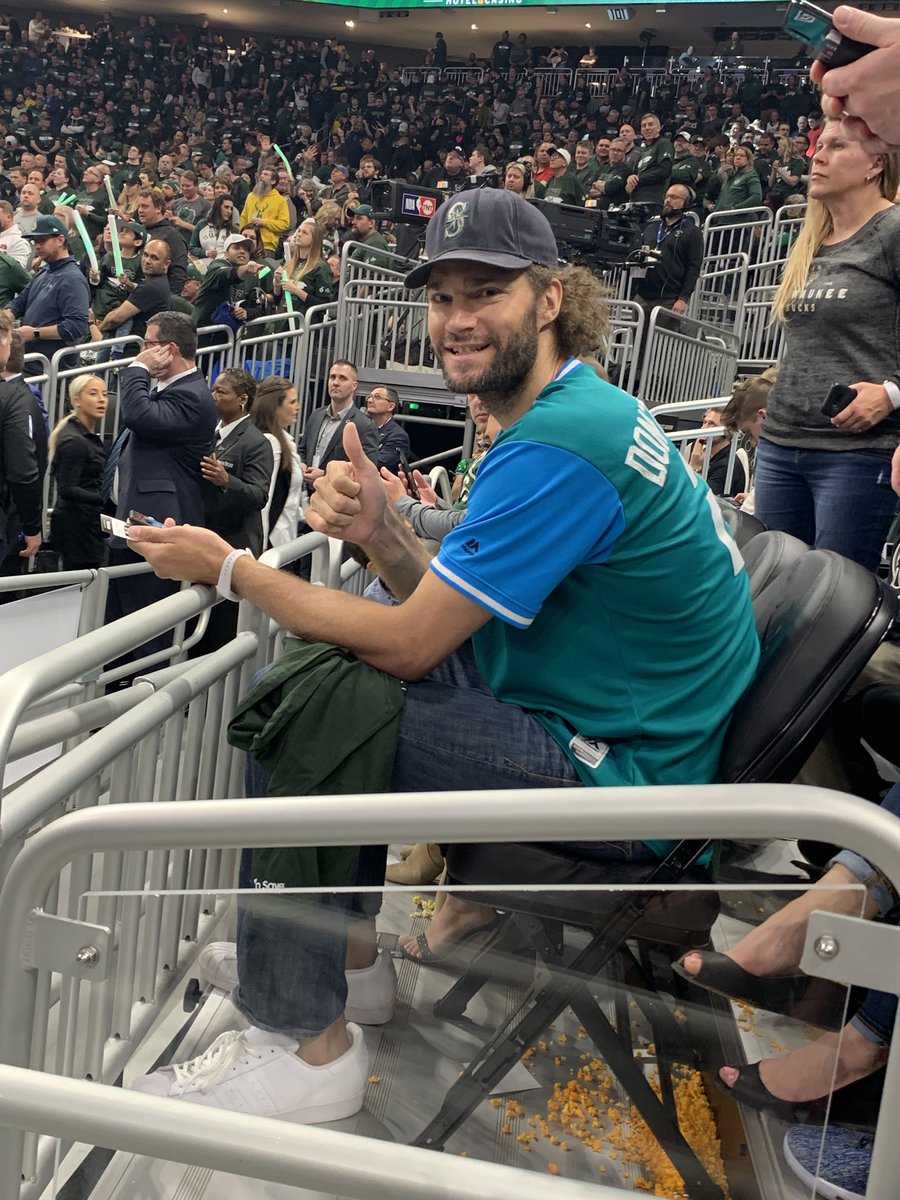 支持老哥！罗宾-洛佩斯现身雄鹿主场观战比赛