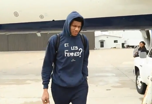 挑战客场！雄鹿众将乘机前往多伦多