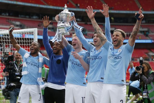 足总杯夺冠，曼城装备助理在飞机上脱衣庆祝