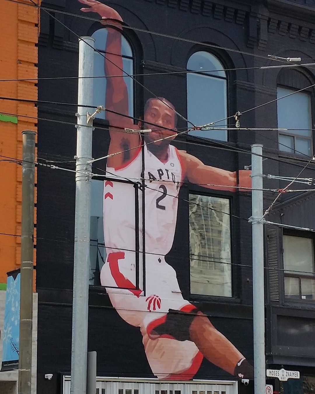 惟妙惟肖！媒体晒出伦纳德压哨绝杀76人壁画