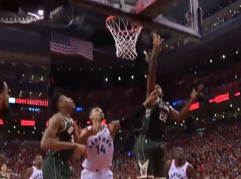 米德尔顿强突篮下,二次进攻将比赛拖入加时