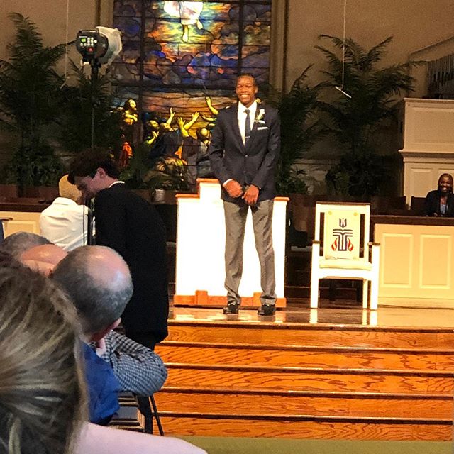 穆托姆博晒照祝贺儿子毕业:为我们的儿子感到骄傲