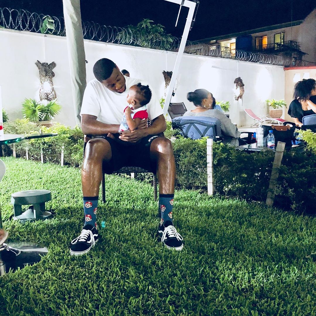 穆迪埃怀抱小侄女：我不知道她的表情是不是意味着兴奋