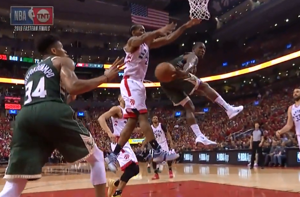 布莱索杀入内线妙传字母哥,后者轻松打成2+1