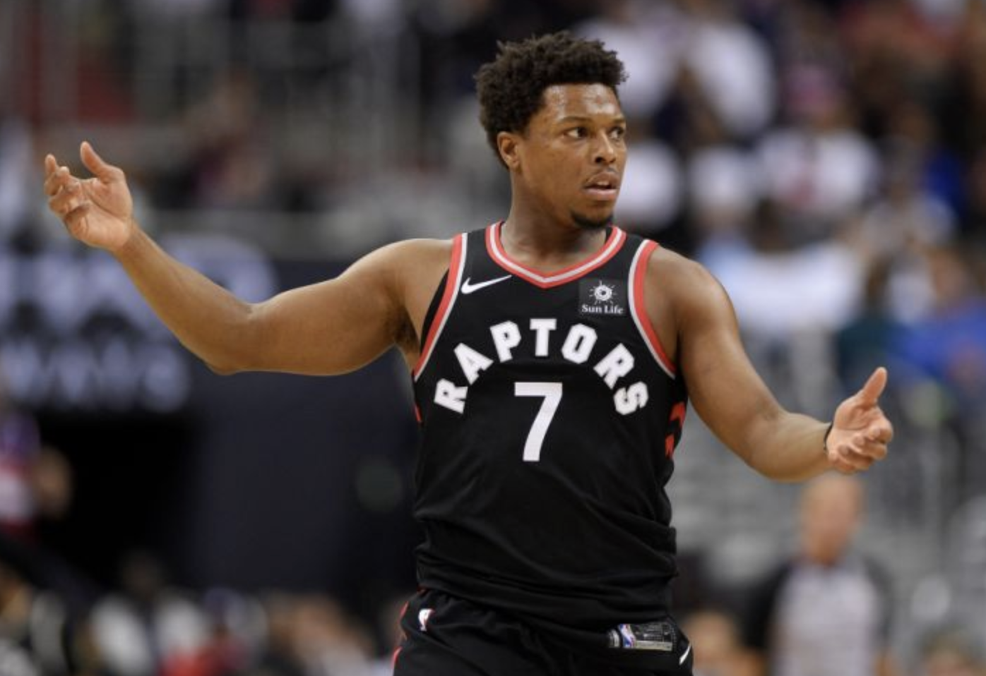 凯尔-洛瑞吃到本场比赛个人第六次犯规,犯满离场