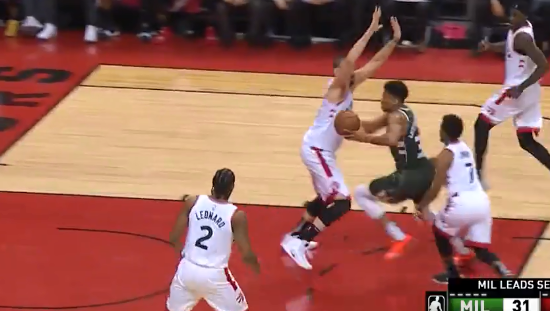 拦不住！字母哥在内线重围下连续命中高难度进球