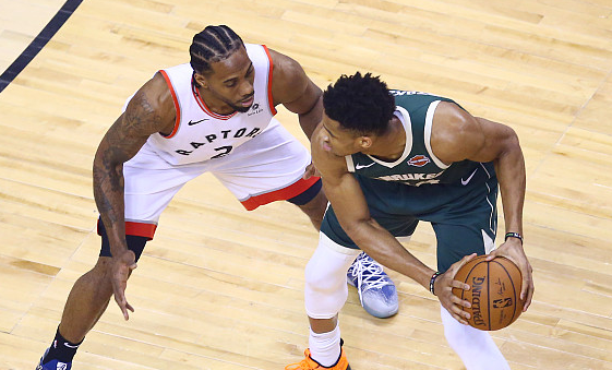 阿德托昆博吃到第六个犯规,被罚下场