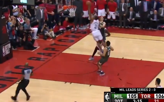 五佳球：西亚卡姆扇飞对手上篮，伦纳德一飞冲天直捣禁区