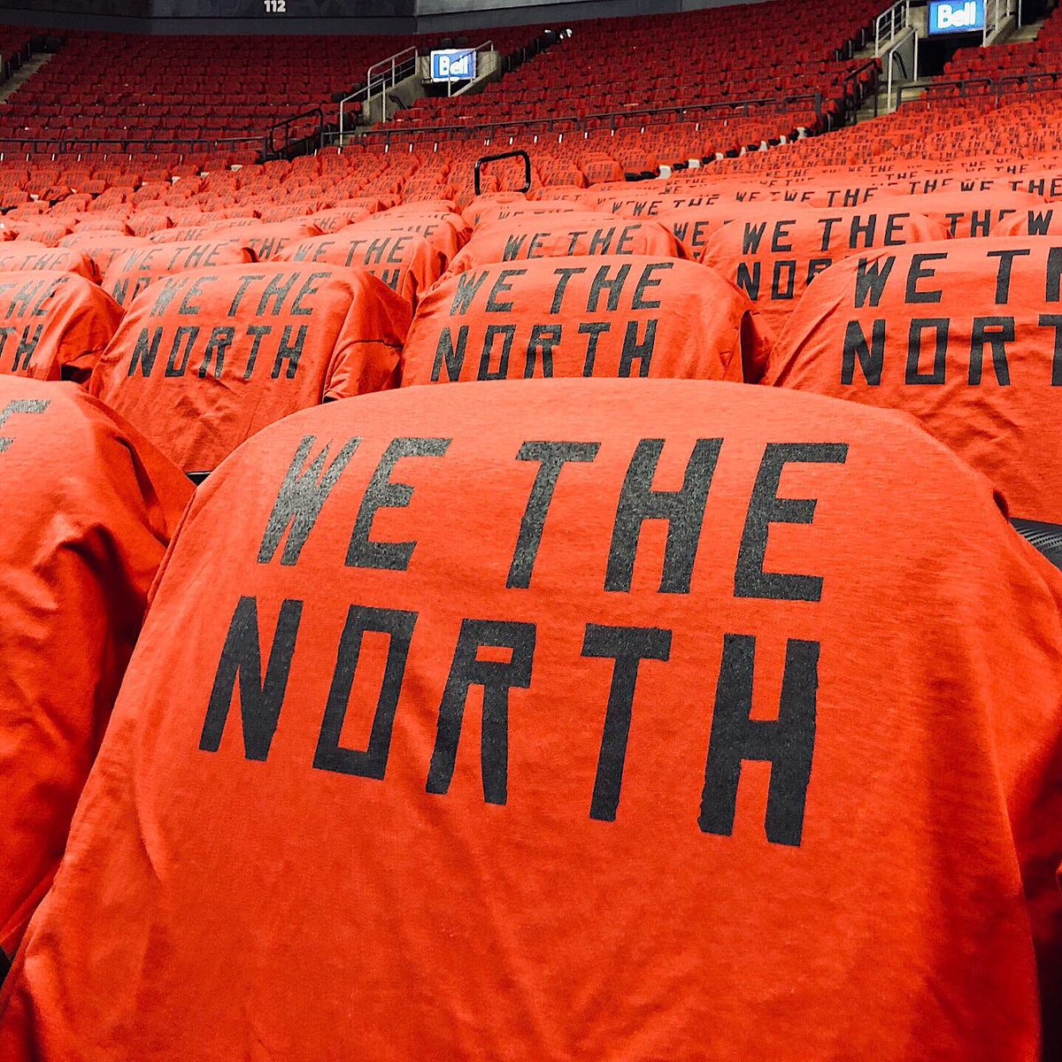 猛龙主场铺满写有“北境之王”字样的助威T恤