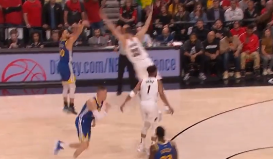 嗜血三分一剑封喉！上半场最后30秒，库里连中高难度三分