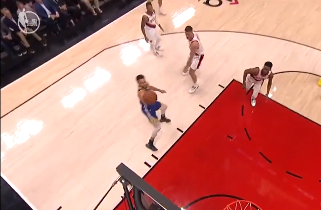 库里三分线拜佛过人,突入禁区高打板上篮打成