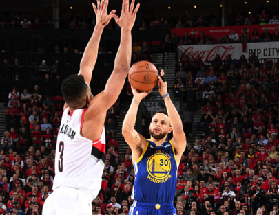 库里在分区决赛前4场均砍下35+，历史第3人