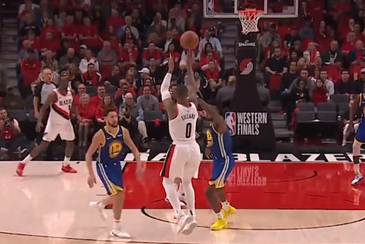 五佳球！利拉德急停变向晃到防守，库里超远三分一箭穿心