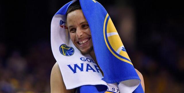 状态爆棚！斯蒂芬-库里半场砍下25分3篮板4助攻