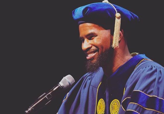 杰伦-布朗更新社交媒体：我哥哥拿到了博士学位，太棒了