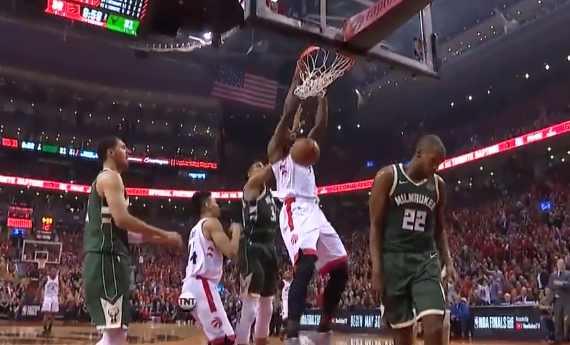 翻江倒海！伊巴卡连抢前场篮板，双手暴扣得分