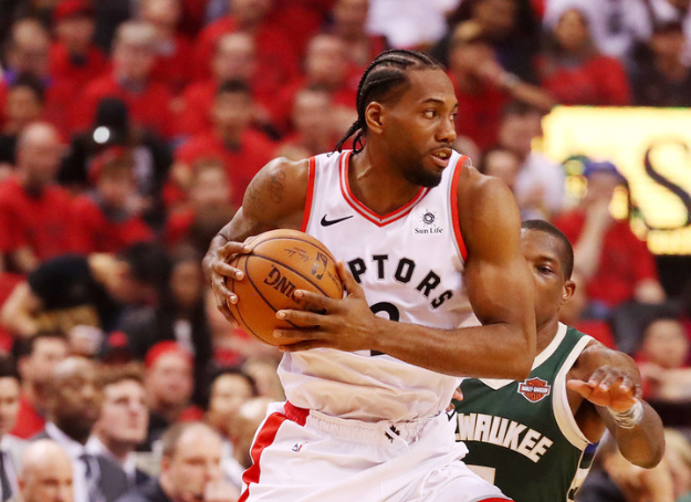 带伤作战!伦纳德全场砍下19分7篮板4抢断2封盖