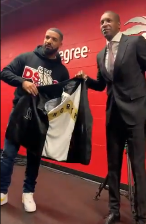猛龙总裁乌杰里向Drake赠送猛龙主题外套