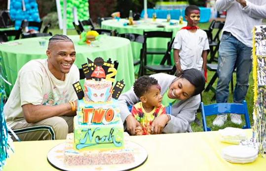 幸福满满！威少妻子晒全家给儿子过生日照片