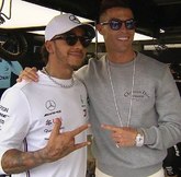 一图流：C罗赴摩纳哥观看F1大奖赛，合影汉密尔顿