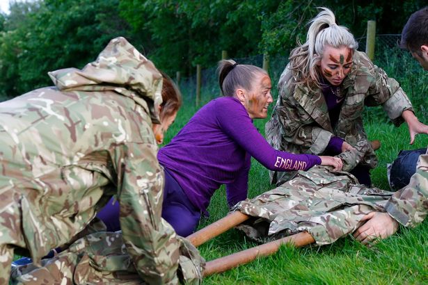 不让须眉！英格兰女足同样前往陆战队进行特训