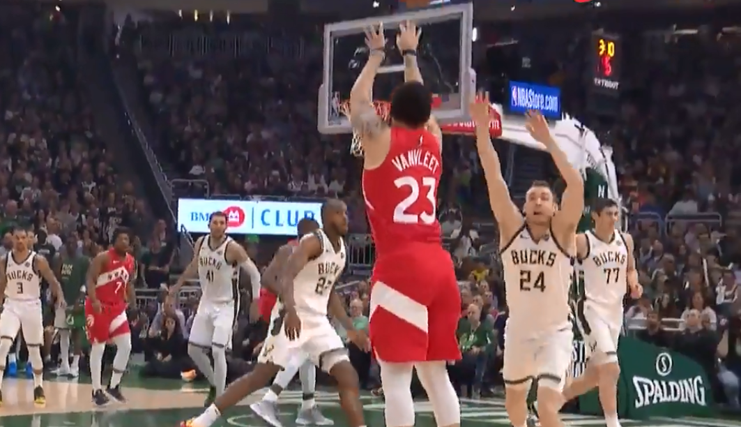 [视频]替补尖兵！范弗利特飙中三分后助攻鲍威尔上篮得手