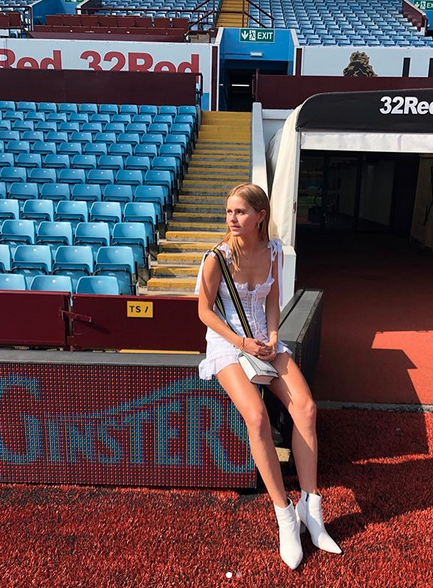 雄鹿老板亦是维拉股东，女儿复古球衣照被德雷克“引用”