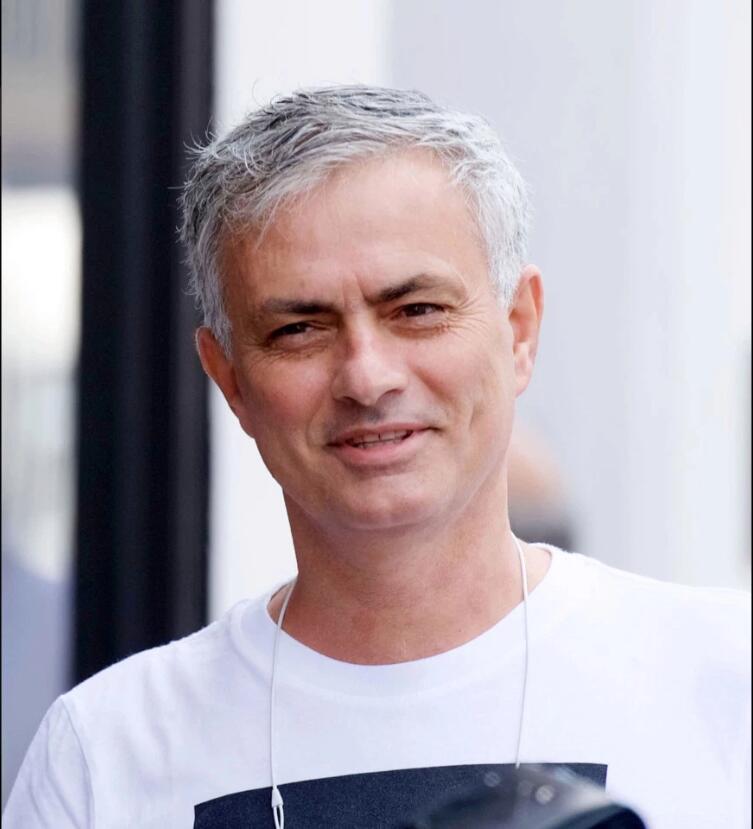 穆里尼奥出门刮胡子，偶遇<a href=https://www.310bf.com/tags-%E5%88%87%E5%B0%94%E8%A5%BF-0.html target=_blank class=infotextkey>切尔西</a>总监亲密交谈