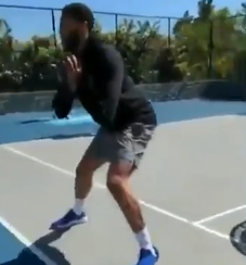 美媒晒出安东尼-戴维斯与队友在露天球场合练视频