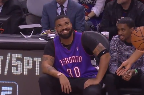 [视频]心情大好！Drake被伊戈达拉撞到后笑容灿烂