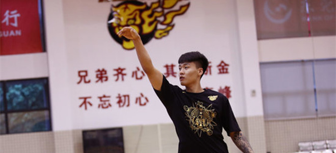 赵睿晒童年时与姚明、大巴合影:大家儿童节快乐