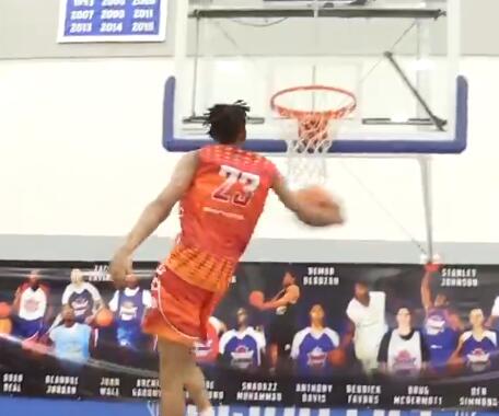 [视频]扣得怎么样？美国高中生模仿卡特经典扣篮