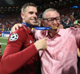 记者：亨德森父亲曾患咽喉癌，叫儿子不要在治疗时看他