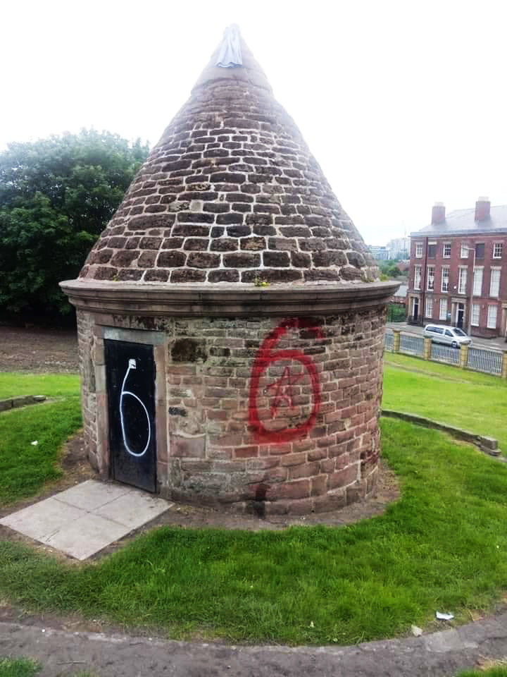 文明庆祝！利物浦极端球迷破坏埃弗顿232年标志性建筑