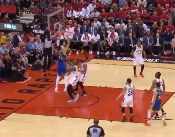 [视频]库里借掩护兜出接球后送出妙传，博古特底线空接暴扣