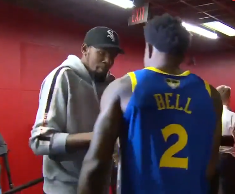 [视频]心系队友！杜兰特在球员通道等待队友击掌庆祝胜利