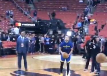 [视频]赛前热身，库里连中两记Logo shot