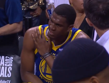 [视频]伤病滚粗！卢尼防守时摔倒，锁骨扭伤本场不会回归