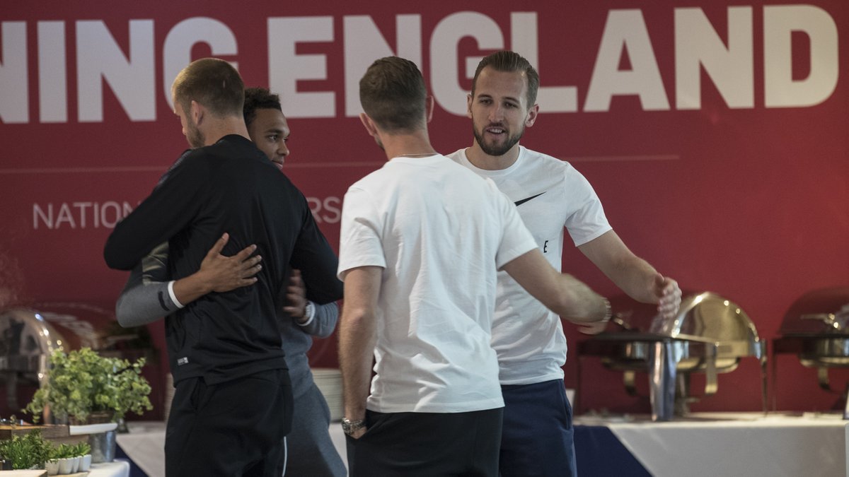 爱的抱抱！热刺利物浦球员到英格兰报到，互相拥抱