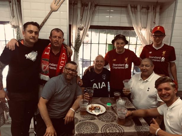 热刺球迷归还利物浦球迷丢失钱包，里面有他已故妻子的信