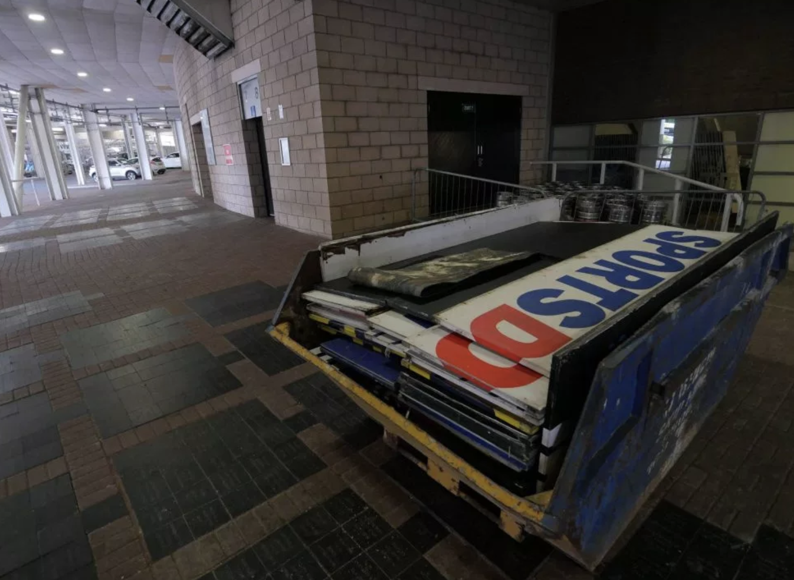 纽卡换老板在即？阿什利所属公司的牌子从球场中被拆下