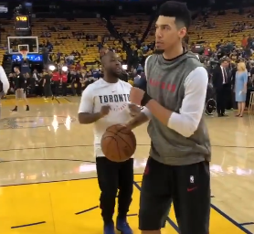 [视频]轻松写意？丹尼-格林赛前热舞再来一记单臂暴扣