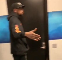 [视频]半场结束，杜兰特在球员通道与队友一一击掌