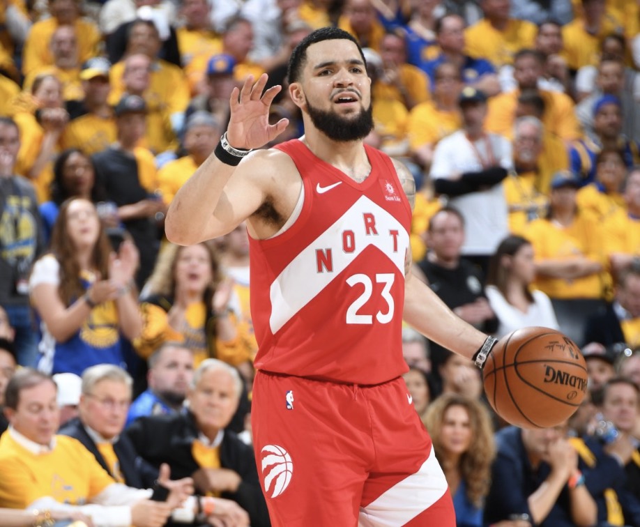 范弗利特右眼部缝了7针，没有遭遇脑震荡且本场可回归