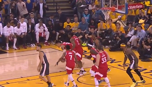 [视频]防守强度令人窒息！勇士猛龙连续抢断