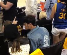 [视频]周杰伦携妻子，现场观看总决赛G4勇士对阵猛龙