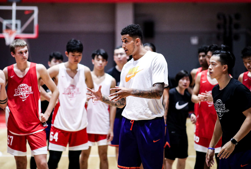 化身库指导！库兹马来到深圳参加篮球训练营