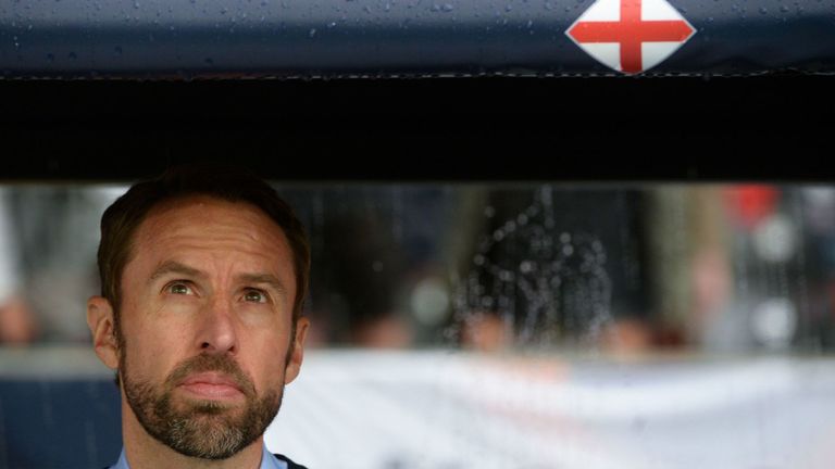 内维尔：英格兰中场控制乏力，温克斯或为解决问题之匙