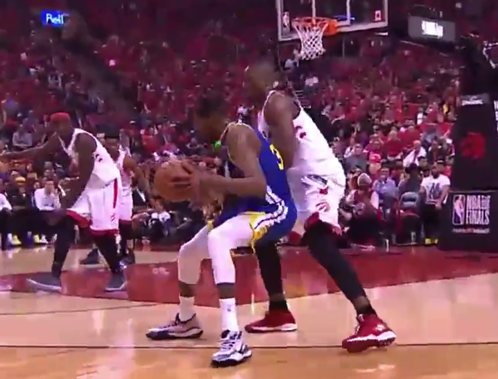 [视频]杜兰特右小腿落地过猛，再度拉伤返回更衣室